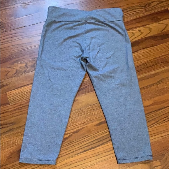 Calvin Klein Performance Quick Dry capris - Picture 3 of 3